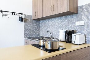 Whispering Palms 1-BR Apt. By Finikoudes Beach