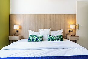 Whispering Palms 1-BR Apt. By Finikoudes Beach