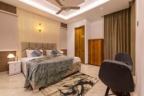 Elivaas Vedaaz 4 BHK Farmhouse With pool