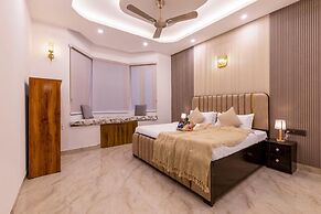 Elivaas Vedaaz 4 BHK Farmhouse With pool