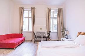Comfortable 1BR Near Belvedere Palace