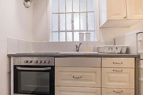 Comfortable 1BR Near Belvedere Palace