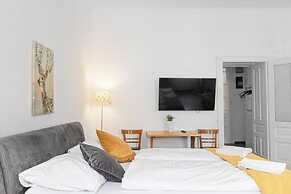 Central 1BR Apartment for Long Stays