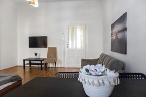 Comfy 2BR Apartment Long Stay Downtown