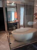 Comfortable Room, 100m to Walking st, 5th Floor
