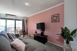 Snug 2-bed Townhouse Near Bustling Shops