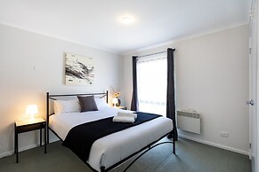 Snug 2-bed Townhouse Near Bustling Shops