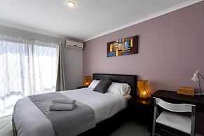 Snug 2-bed Townhouse Near Bustling Shops