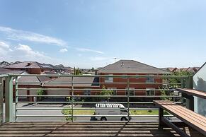 Snug 2-bed Townhouse Near Bustling Shops