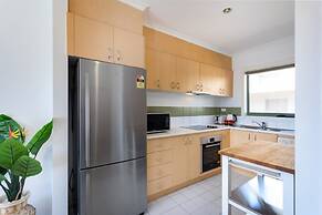 Snug 2-bed Townhouse Near Bustling Shops