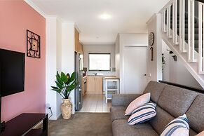 Snug 2-bed Townhouse Near Bustling Shops