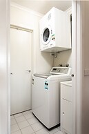Snug 2-bed Townhouse Near Bustling Shops