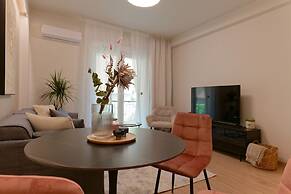 Acropolis Deluxe 1BR Apartment