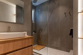Acropolis Deluxe 1BR Apartment