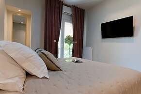 Acropolis Deluxe 1BR Apartment