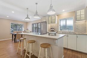 Metawisebnb Waterfront 3BR Coastal Escape