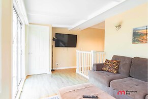 Metawisebnb Waterfront 3BR Coastal Escape