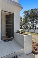 Metawisebnb Waterfront 3BR Coastal Escape