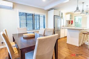 Metawisebnb Waterfront 3BR Coastal Escape