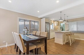 Metawisebnb Waterfront 3BR Coastal Escape