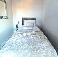 Bright and Cozy Home Near Hampden Park