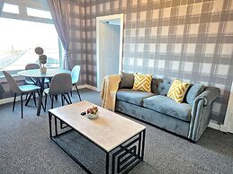 Bright and Cozy Home Near Hampden Park