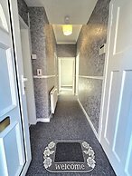 Bright and Cozy Home Near Hampden Park