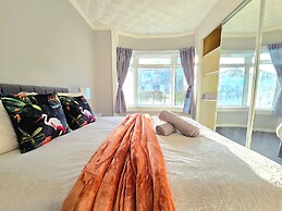 Bright and Cozy Home Near Hampden Park