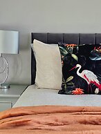 Bright and Cozy Home Near Hampden Park