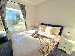 Bright and Cozy Home Near Hampden Park