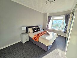 Bright and Cozy Home Near Hampden Park