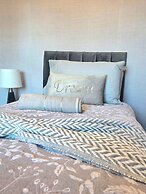 Bright and Cozy Home Near Hampden Park