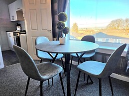 Bright and Cozy Home Near Hampden Park