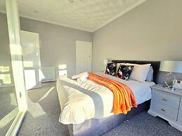 Bright and Cozy Home Near Hampden Park