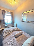 Bright and Cozy Home Near Hampden Park