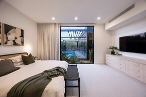 The Luxe Seabreeze Heated Pool Spa Cinema