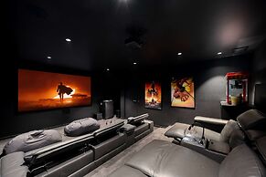 The Luxe Seabreeze Heated Pool Spa Cinema