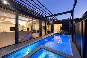 The Luxe Seabreeze Heated Pool Spa Cinema