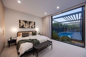 The Luxe Seabreeze Heated Pool Spa Cinema