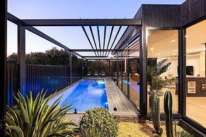 The Luxe Seabreeze Heated Pool Spa Cinema