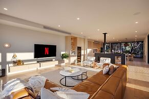 The Luxe Seabreeze Heated Pool Spa Cinema