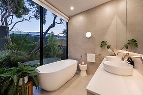 The Luxe Seabreeze Heated Pool Spa Cinema