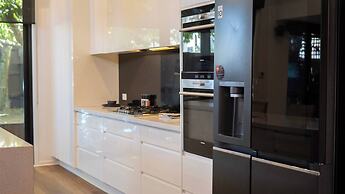 Sanctuary on Stanhope - Art & Modern Luxury