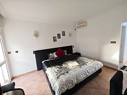 Merry Studio Hotel