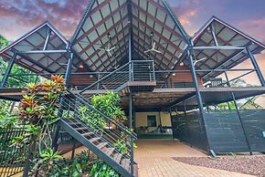 Zenlux Tropical Retreat Pool BBQ Golf Course