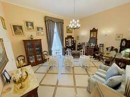 DE VIVO REALTY - COCO'S APARTMENTS