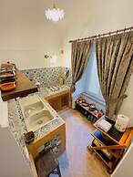 DE VIVO REALTY - COCO'S APARTMENTS