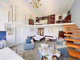 DE VIVO REALTY - COCO'S APARTMENTS
