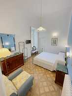 DE VIVO REALTY - COCO'S APARTMENTS
