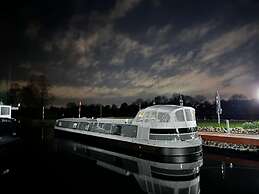 Schwimmendes Wohnboot in Berlin